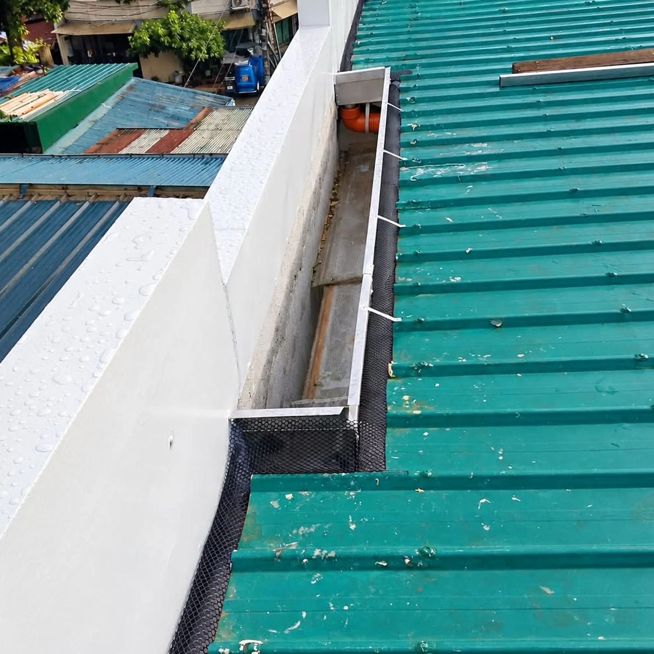 roof-edge drainage and wall junction
